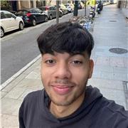 Profesor de matemáticas imparte clases a jóvenes en primaria y ESO